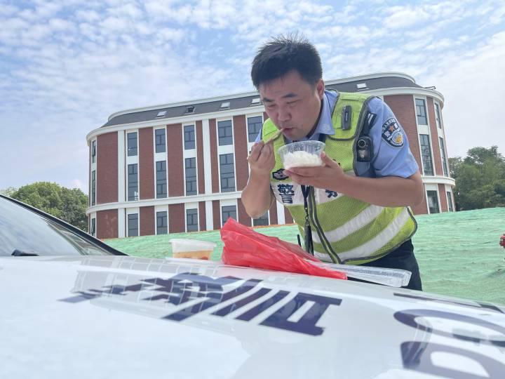 引擎盖当餐桌，一顿饭吃吃停停，国庆假期杭州高速交警的饭是这样吃的休闲区蓝鸢梦想 - Www.slyday.coM