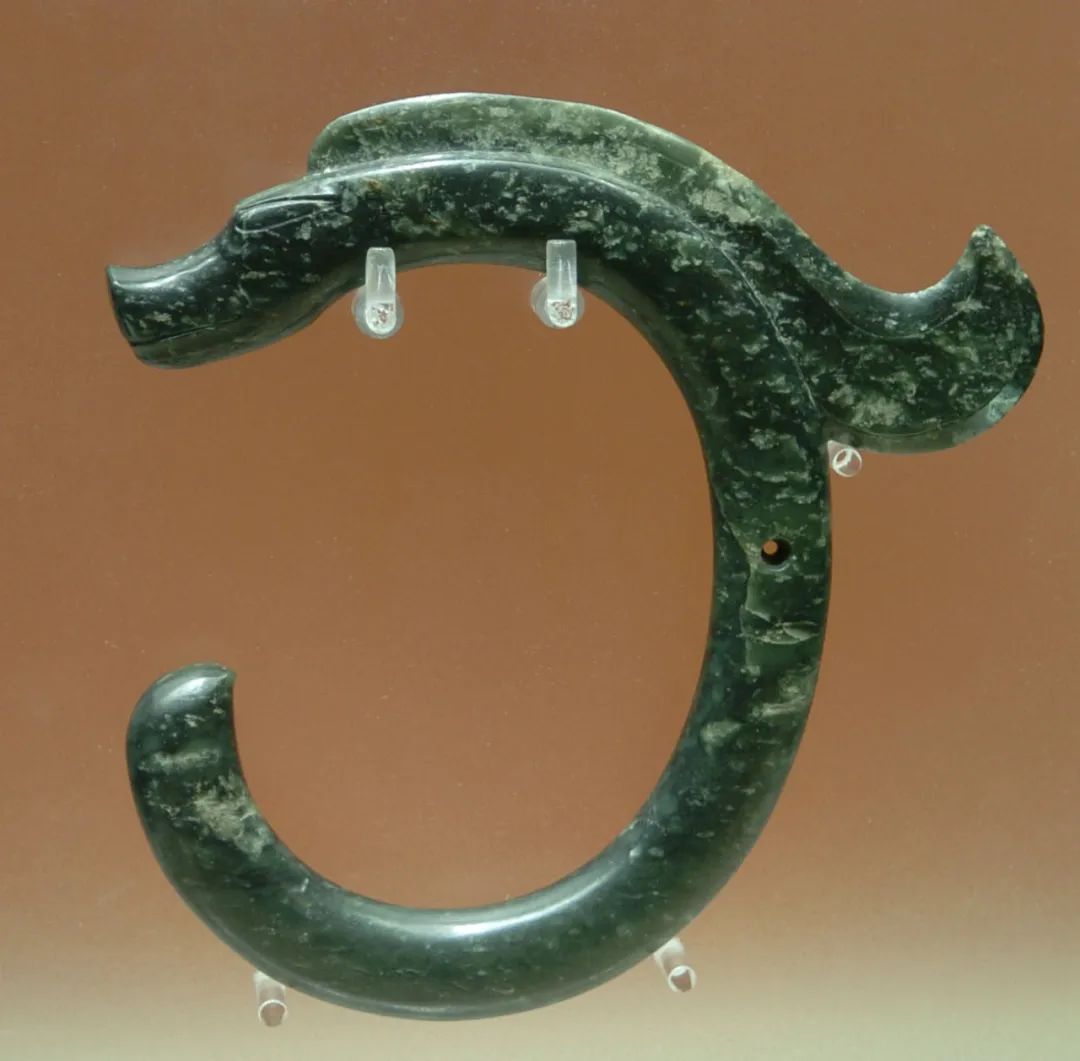 出土于内蒙古的"蜷体玉龙"(新石器时代红山文化)新华社资料照片