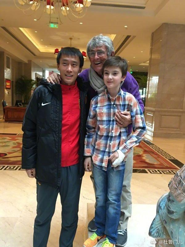 国足进世界杯21周年纪念日，杜威晒与米卢合影：您让我们实现梦想休闲区蓝鸢梦想 - Www.slyday.coM