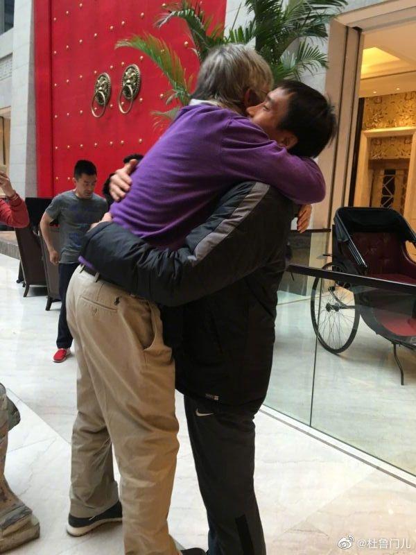 国足进世界杯21周年纪念日，杜威晒与米卢合影：您让我们实现梦想休闲区蓝鸢梦想 - Www.slyday.coM