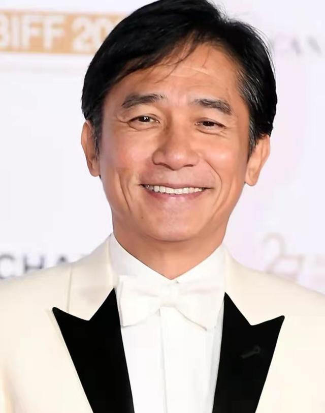 60岁梁朝伟近照曝光,两鬓斑白皱纹明显,与刘嘉玲同框吃晚餐|是枝裕和