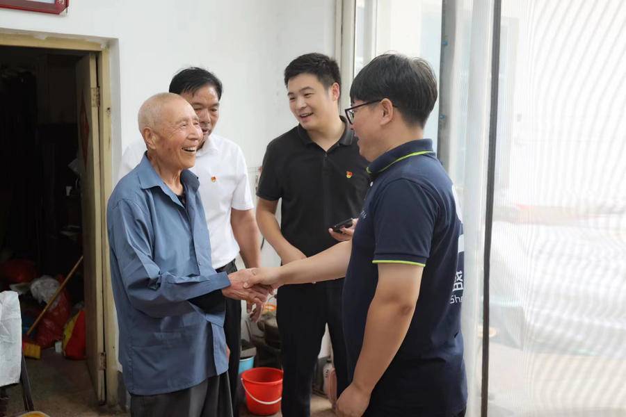 郯城县马头镇省派第一书记“双节”走访慰问长寿老人