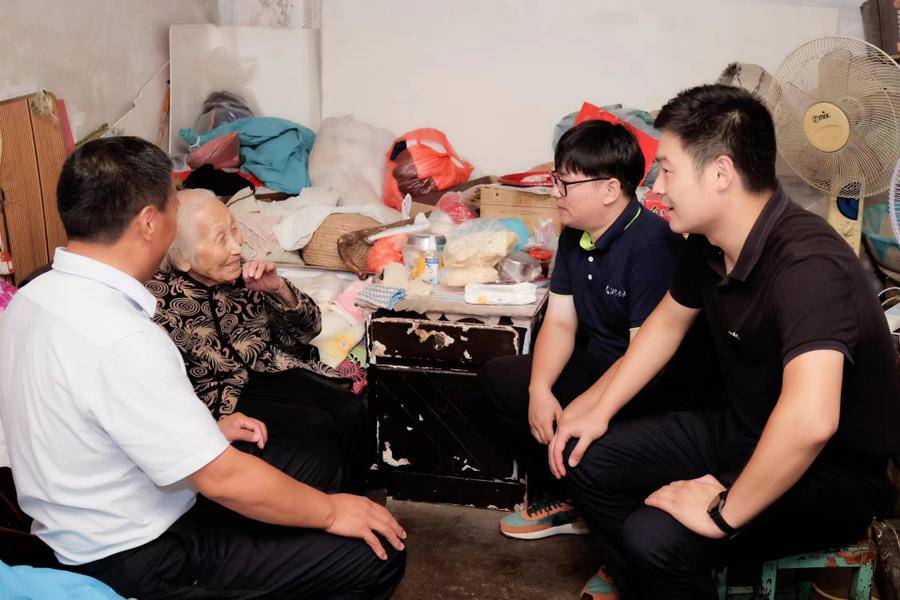 郯城县马头镇省派第一书记“双节”走访慰问长寿老人