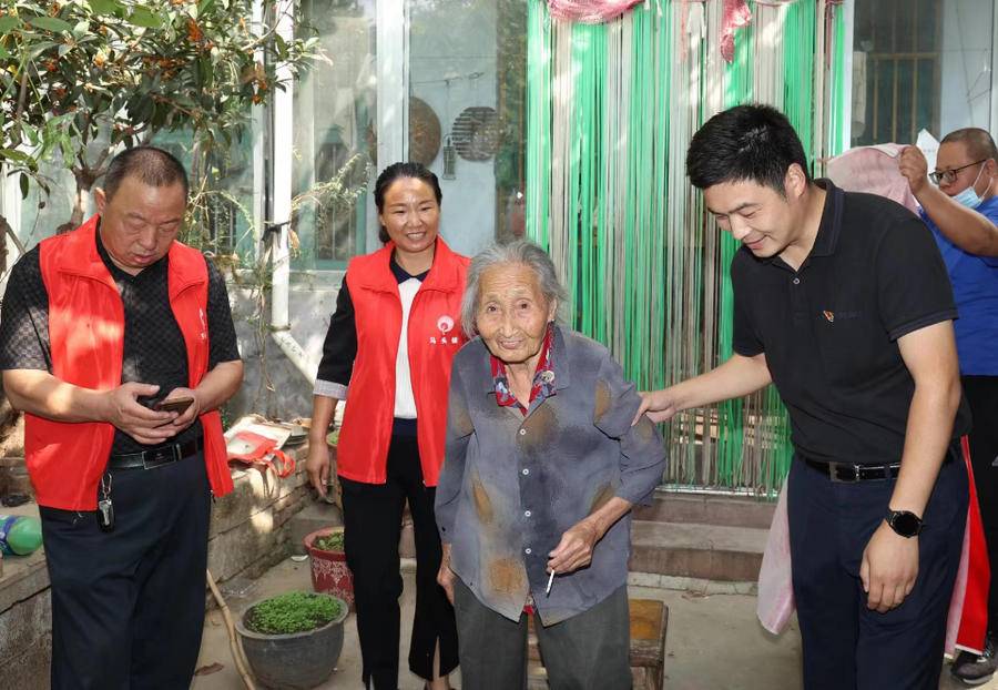 郯城县马头镇省派第一书记“双节”走访慰问长寿老人