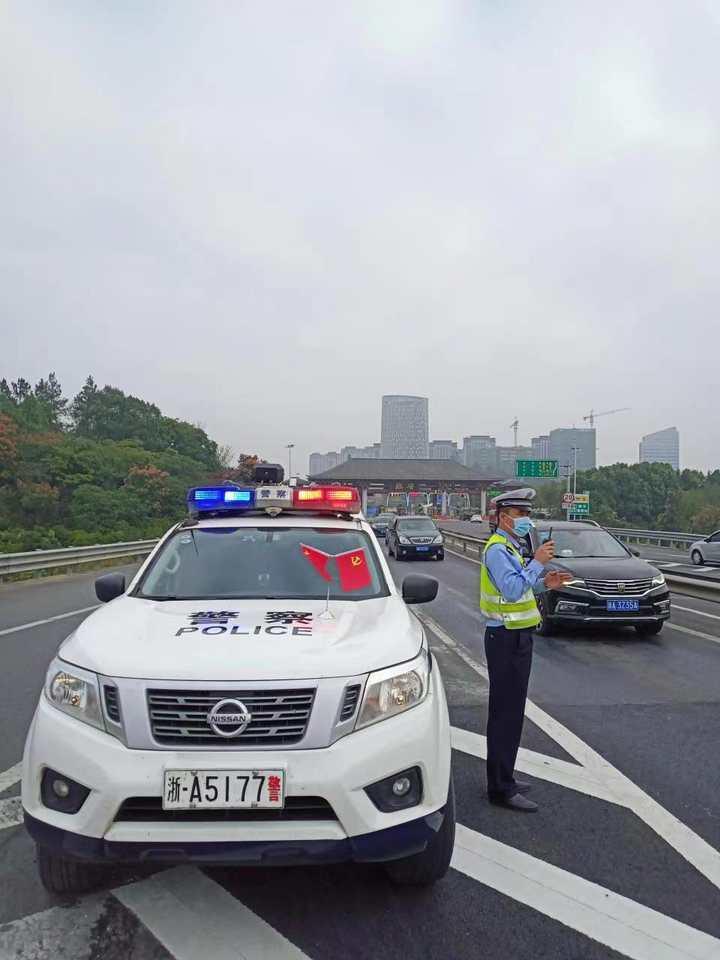 引擎盖当餐桌，一顿饭吃吃停停，国庆假期杭州高速交警的饭是这样吃的休闲区蓝鸢梦想 - Www.slyday.coM