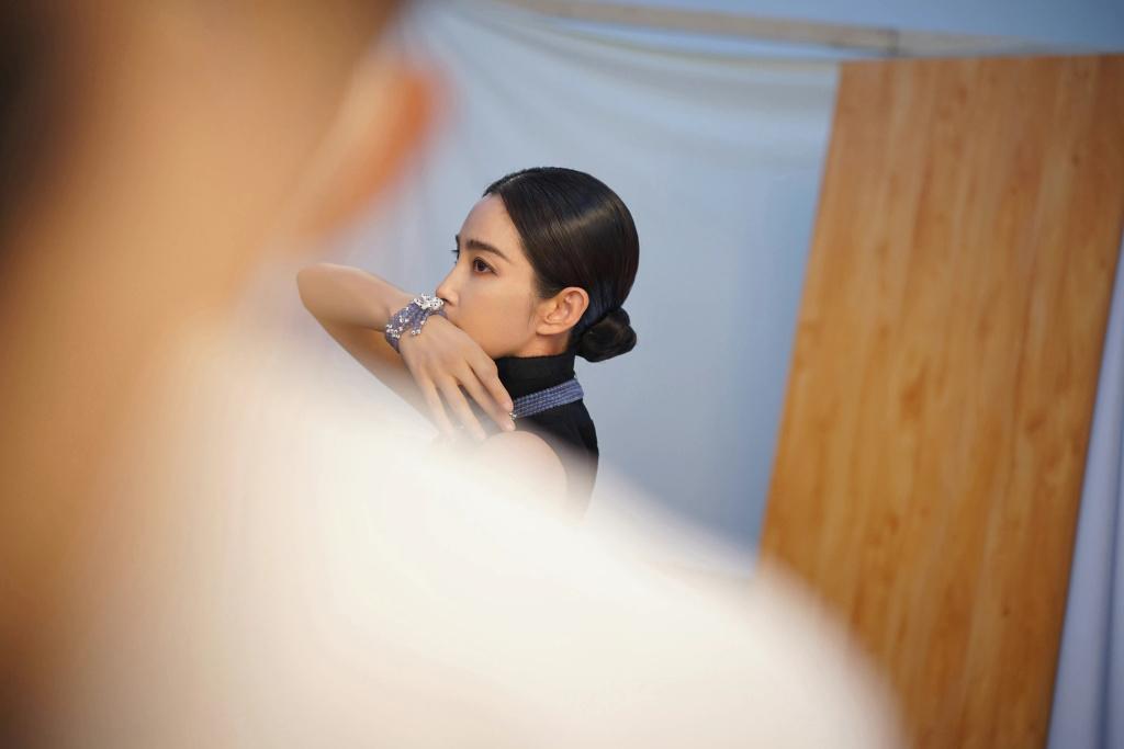 李冰冰低盘发造型东方韵味大片，气场强大满满女人味休闲区蓝鸢梦想 - Www.slyday.coM