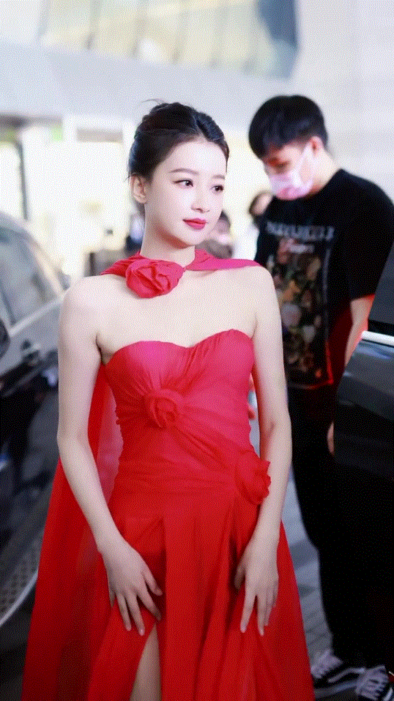 女星活动生图：金晨裹包装纸，娜扎勒着蚊帐布，张小斐高级感十足休闲区蓝鸢梦想 - Www.slyday.coM