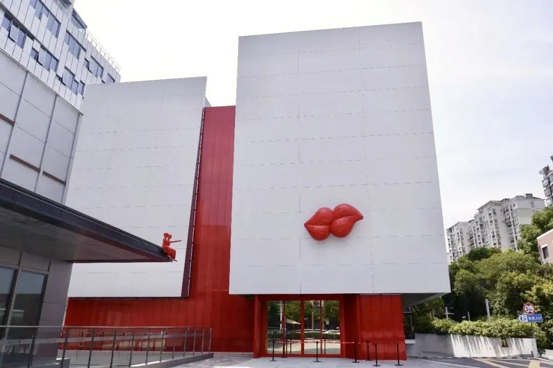 【镇馆之宝】王小慧艺术馆—— “艺术之吻”与“10000个梦”休闲区蓝鸢梦想 - Www.slyday.coM