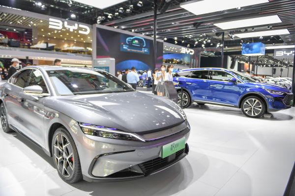 第19届中国（长春）国际汽车博览会上展出的比亚迪新能源车型。（新华社发）