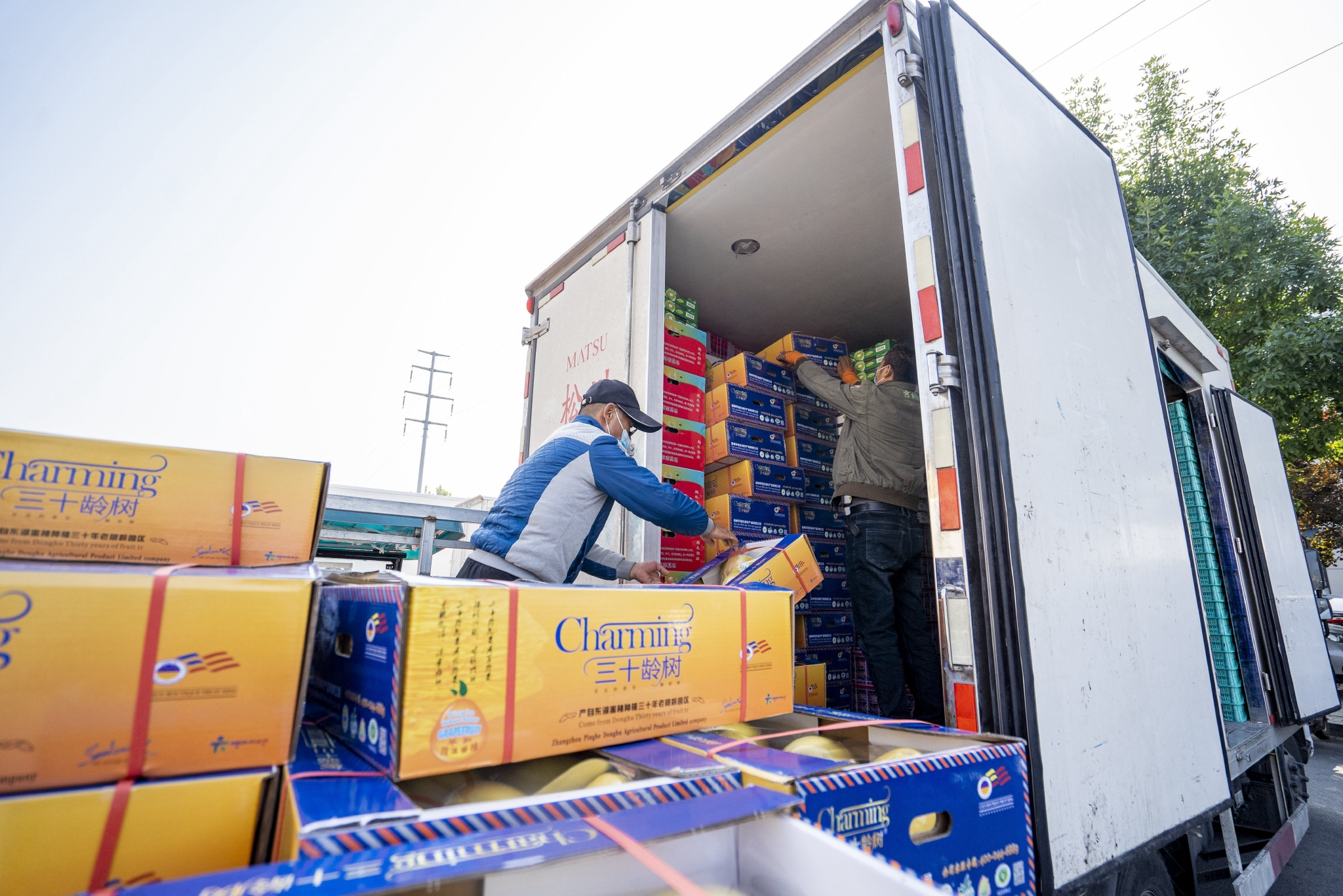 市场内工作人员正在向采购车装货.受访者供图