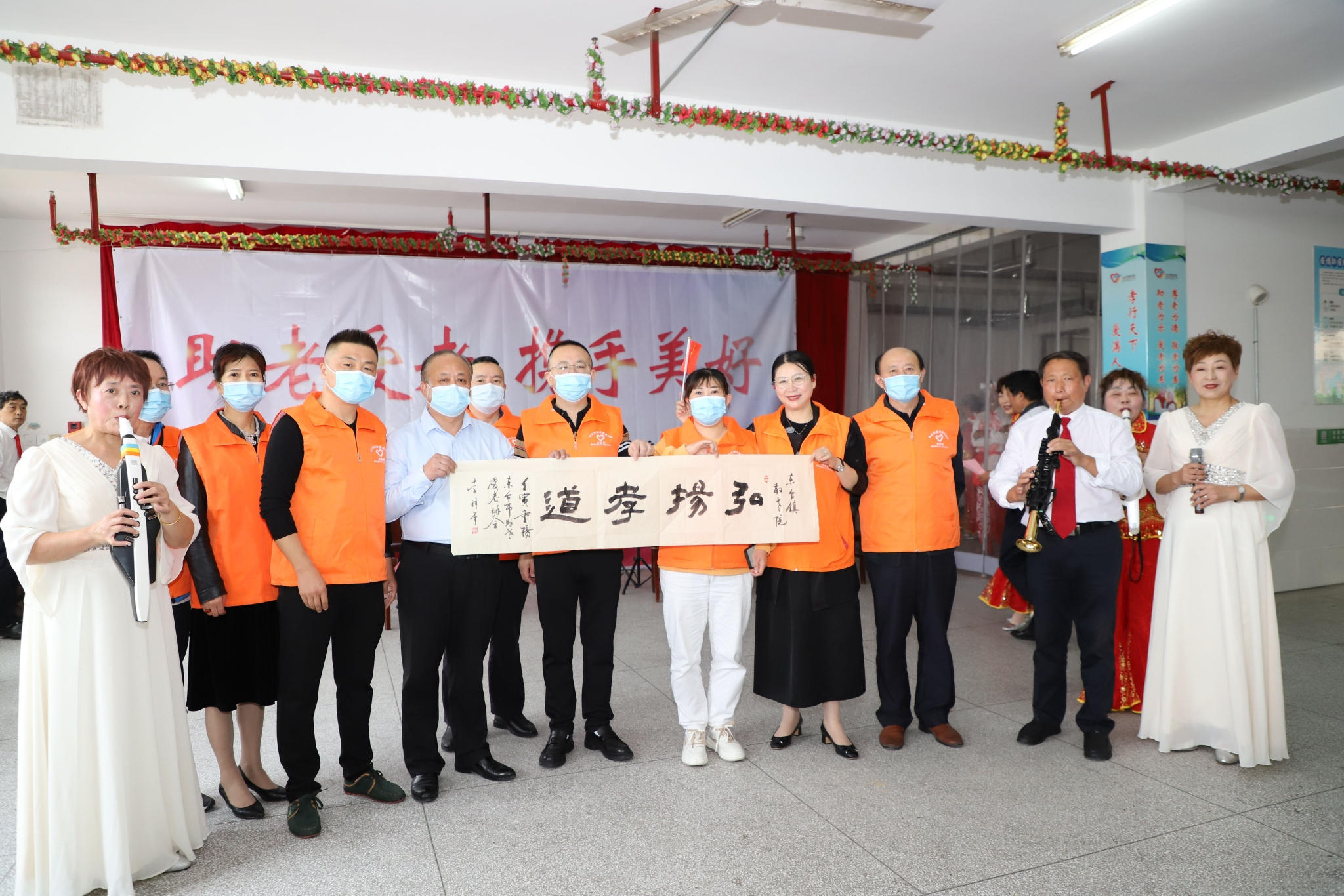 东台镇:陪伴五保老人 乐享文艺大餐