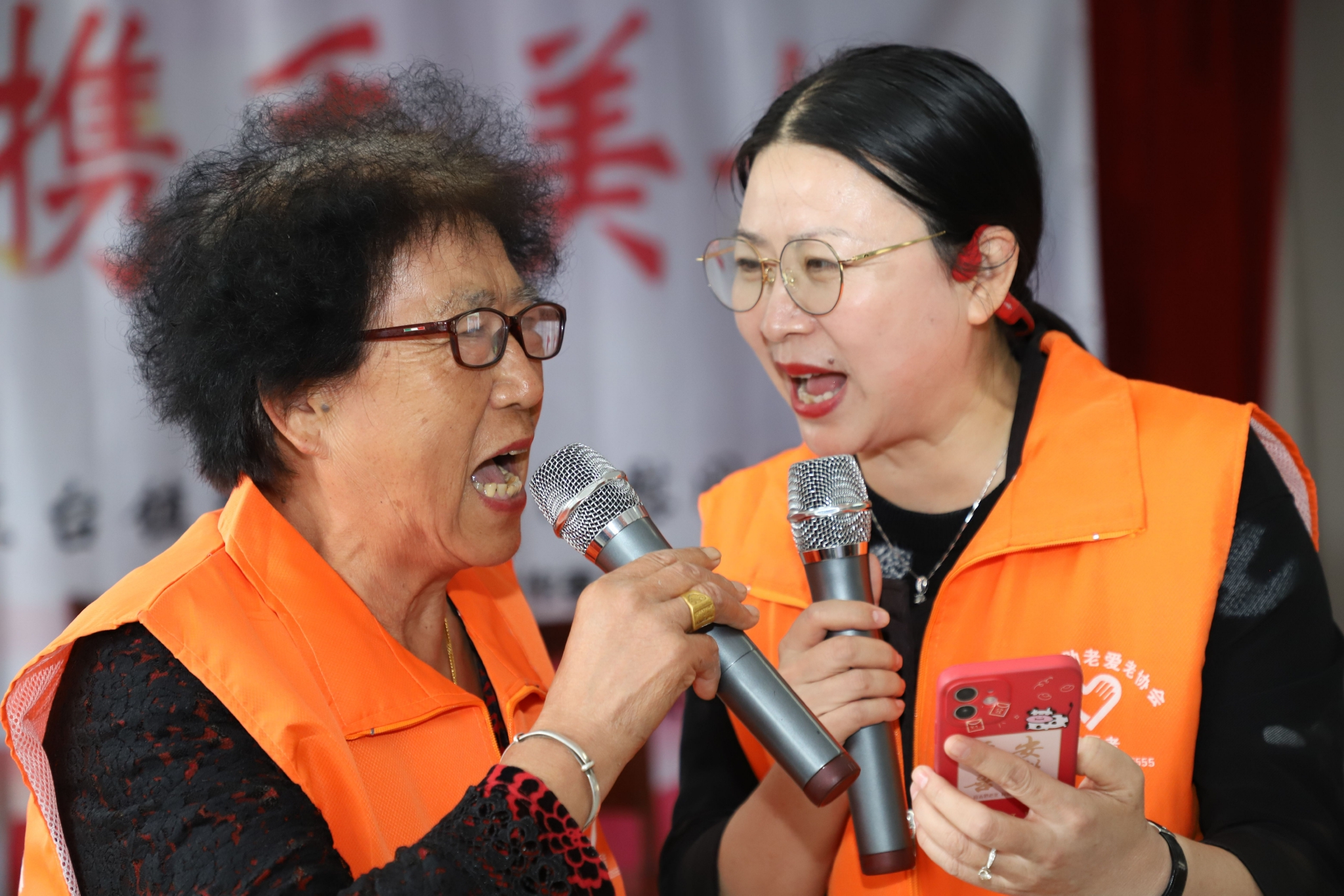 东台镇:陪伴五保老人 乐享文艺大餐