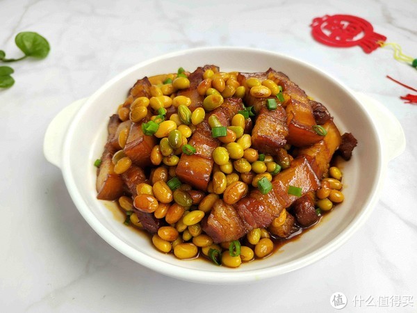 红烧肉吸收了黄豆的鲜香,吃起来肥而不腻,而黄豆吸收了红烧肉的油脂