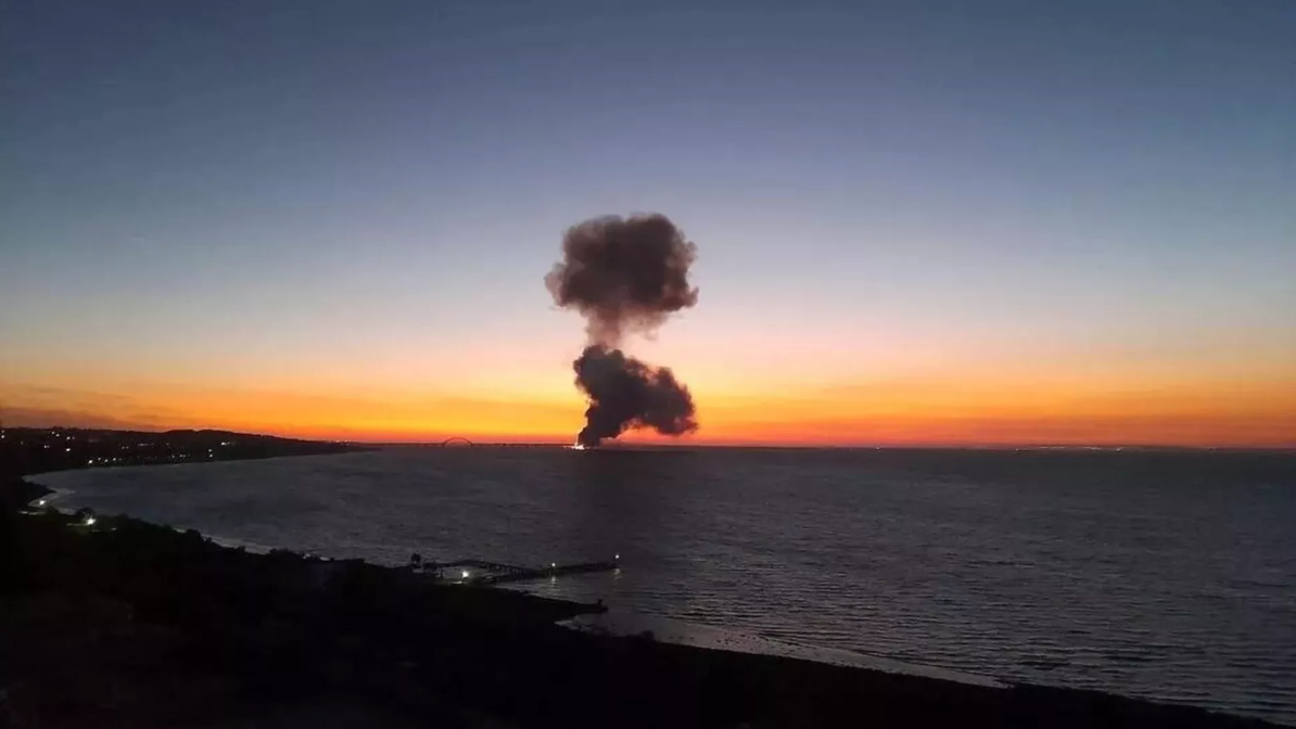 俄军重要补给通道刻赤海峡大桥发生剧烈爆炸，部分路段坍塌休闲区蓝鸢梦想 - Www.slyday.coM