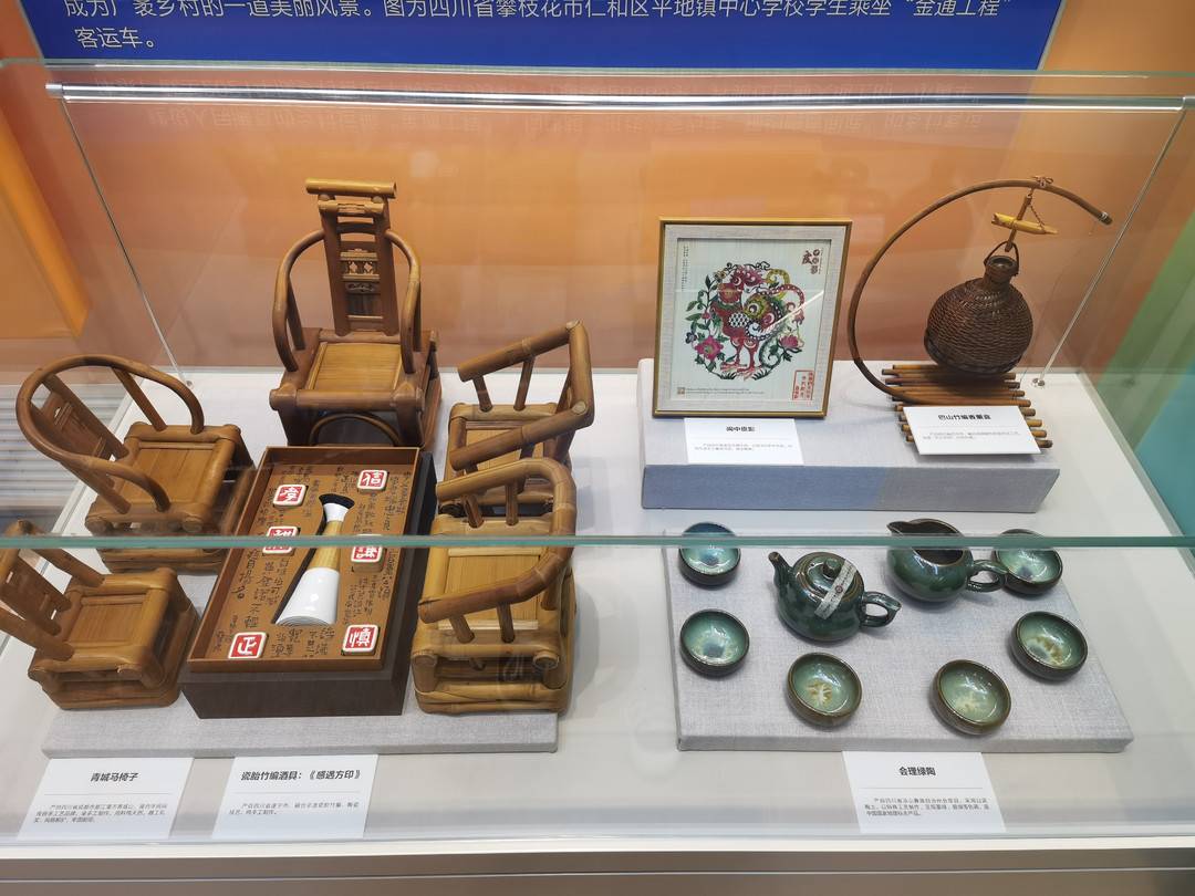 在展览中邂逅四川非遗的魅力 这件阆中皮影演绎文化的传承和坚守｜“奋进新时代”主题成就展休闲区蓝鸢梦想 - Www.slyday.coM