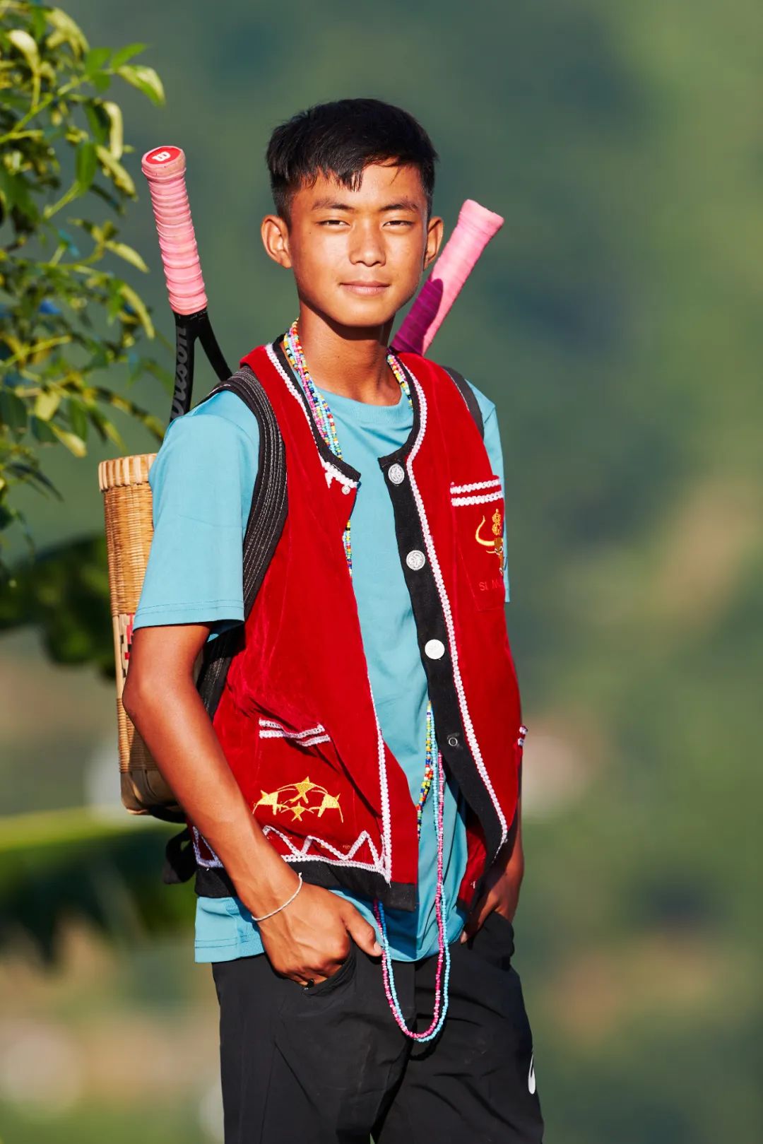 身穿佤族传统服饰的王发