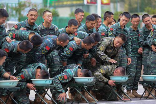 国庆期间,武警六盘水支队组织官兵开展看谁憋得时间长游戏 何昆 摄