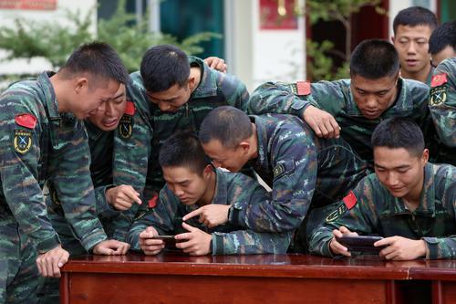 国庆期间,武警六盘水支队组织官兵开展军营版王者荣耀"巅峰赛"现场 解