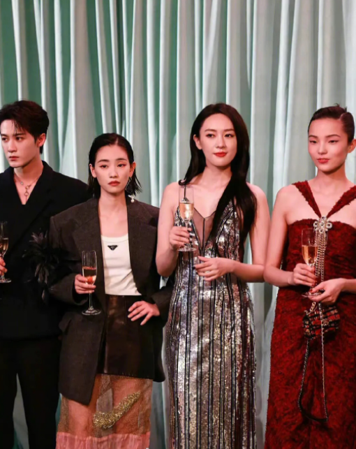 女星活动生图：金晨裹包装纸，娜扎勒着蚊帐布，张小斐高级感十足休闲区蓝鸢梦想 - Www.slyday.coM