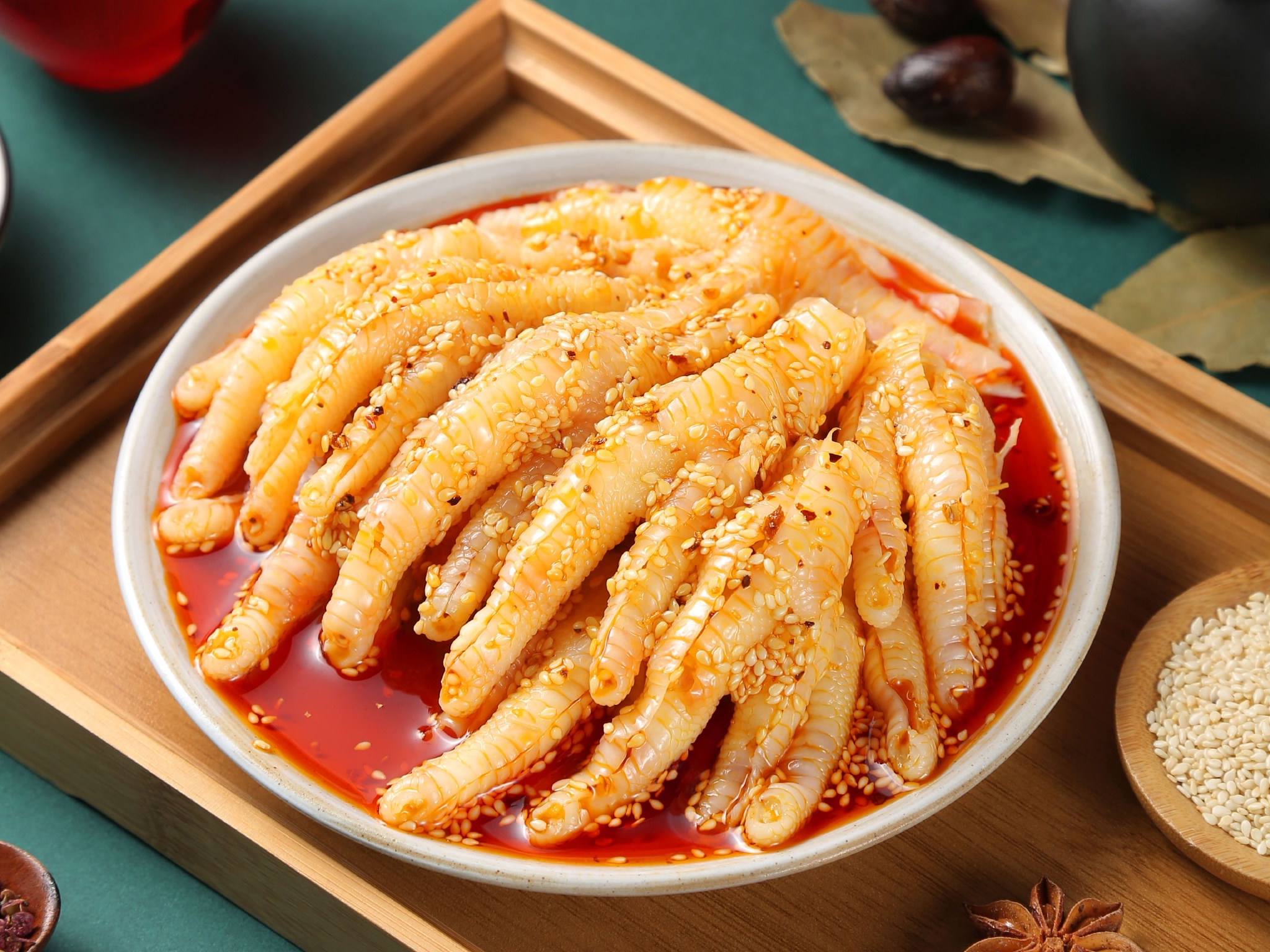 红油鸡爪在鸡爪以外,「火号」还推出了牛肉,鸡肉,兔肉等品类,共计上百