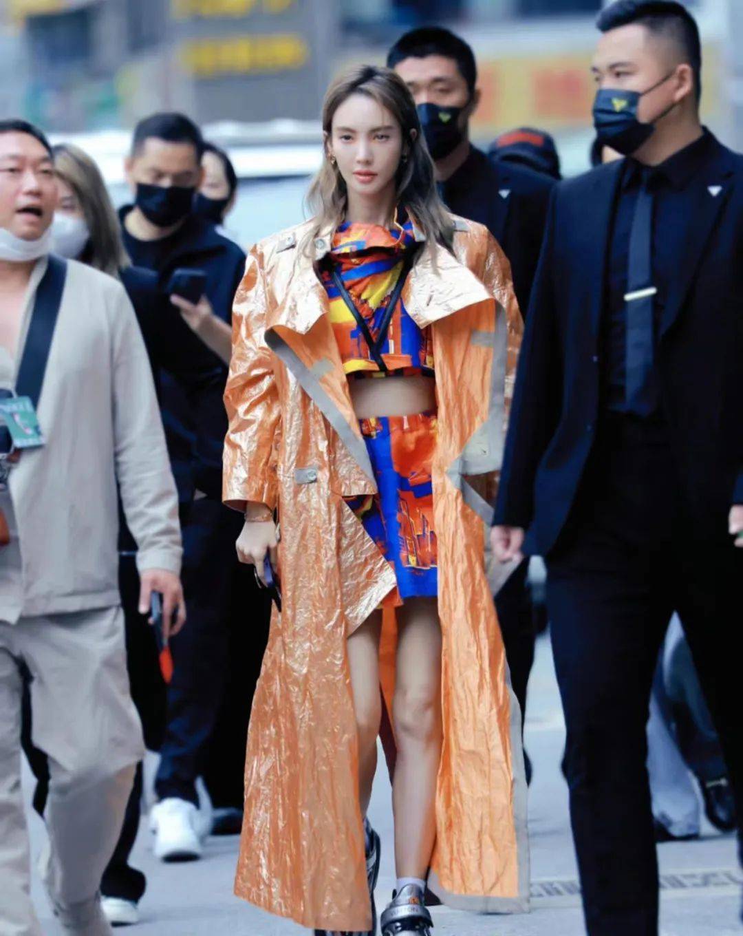 穿深V、秀美背、露长腿,明星最新活动造型,一个比一个绝_龚俊_孙怡_衣服|孙怡|龚俊_新浪新闻