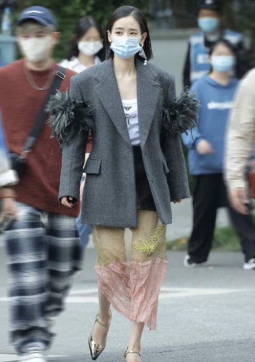 女星活动生图：金晨裹包装纸，娜扎勒着蚊帐布，张小斐高级感十足休闲区蓝鸢梦想 - Www.slyday.coM