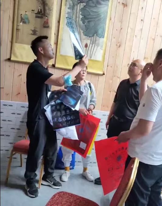 华西专家过节回老家 免费帮满屋乡亲看片休闲区蓝鸢梦想 - Www.slyday.coM