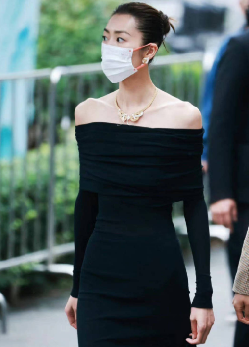 女星活动生图：金晨裹包装纸，娜扎勒着蚊帐布，张小斐高级感十足休闲区蓝鸢梦想 - Www.slyday.coM