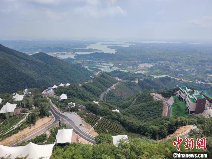 “红绿”间的老区美好生活如何来？休闲区蓝鸢梦想 - Www.slyday.coM