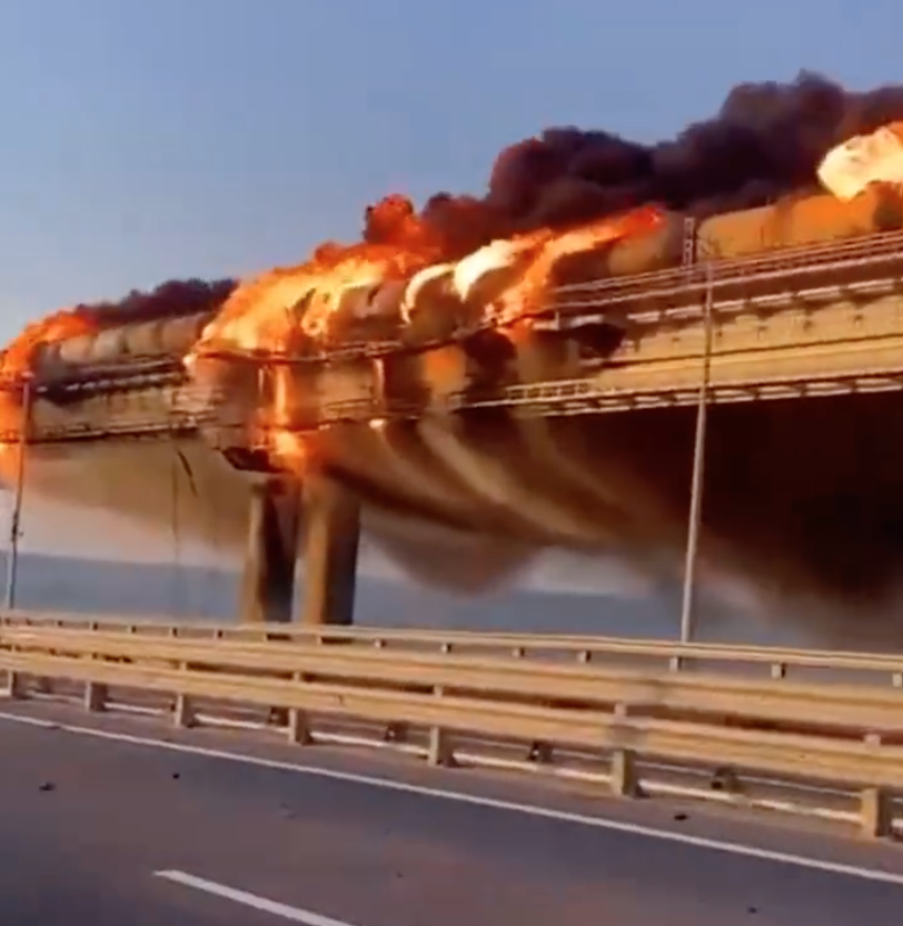 俄军重要补给通道刻赤海峡大桥发生剧烈爆炸，部分路段坍塌休闲区蓝鸢梦想 - Www.slyday.coM