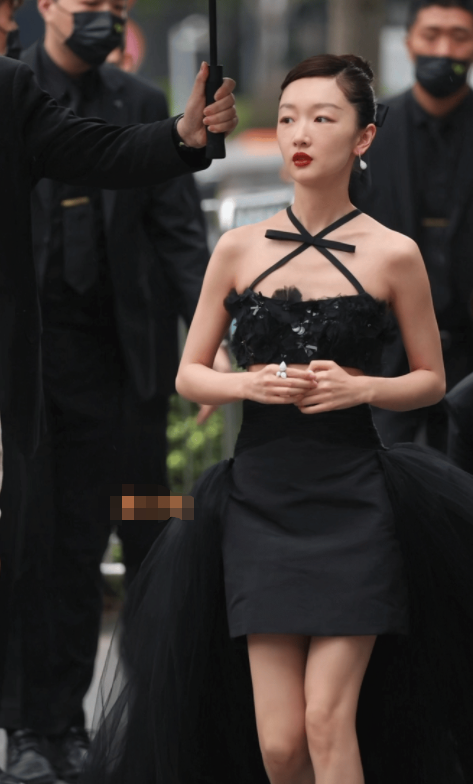 女星活动生图：金晨裹包装纸，娜扎勒着蚊帐布，张小斐高级感十足休闲区蓝鸢梦想 - Www.slyday.coM