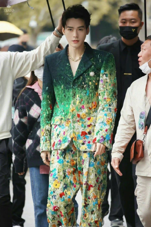 女星活动生图：金晨裹包装纸，娜扎勒着蚊帐布，张小斐高级感十足休闲区蓝鸢梦想 - Www.slyday.coM