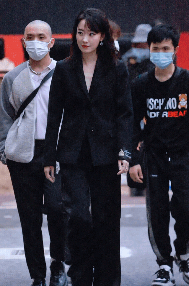 女星活动生图：金晨裹包装纸，娜扎勒着蚊帐布，张小斐高级感十足休闲区蓝鸢梦想 - Www.slyday.coM