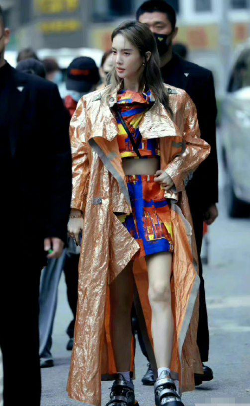 女星活动生图：金晨裹包装纸，娜扎勒着蚊帐布，张小斐高级感十足休闲区蓝鸢梦想 - Www.slyday.coM