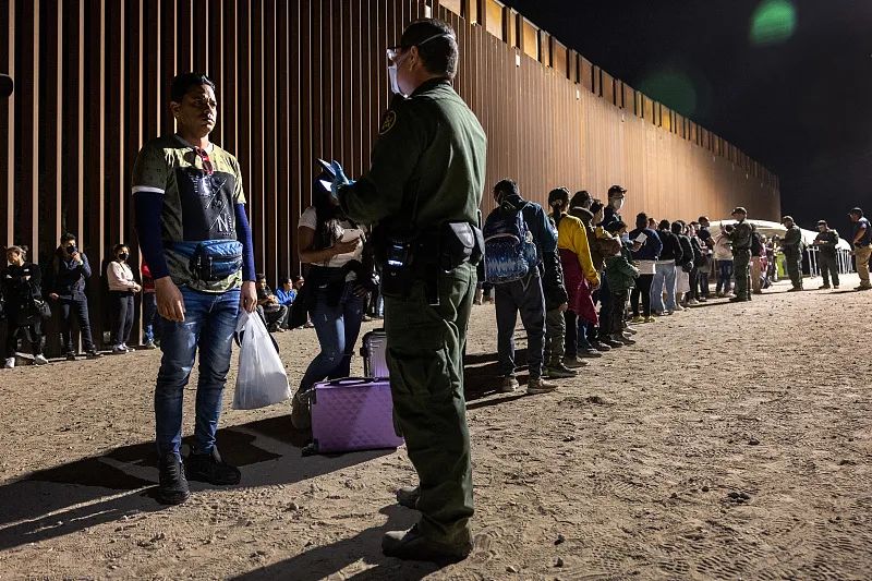 当地时间2022年9月26日，美国亚利桑那州尤马附近，移民正在接受美国边境巡逻人员的处理。图/视觉中国