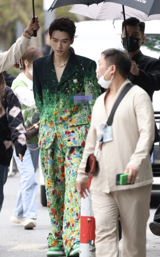 女星活动生图：金晨裹包装纸，娜扎勒着蚊帐布，张小斐高级感十足休闲区蓝鸢梦想 - Www.slyday.coM