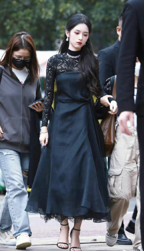 女星活动生图：金晨裹包装纸，娜扎勒着蚊帐布，张小斐高级感十足休闲区蓝鸢梦想 - Www.slyday.coM