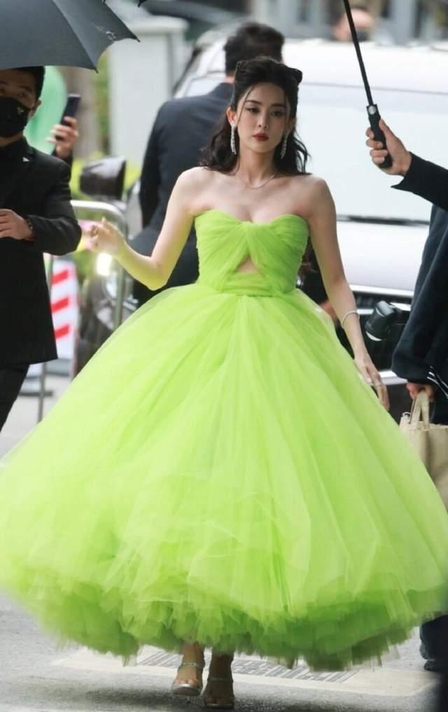 女星活动生图：金晨裹包装纸，娜扎勒着蚊帐布，张小斐高级感十足休闲区蓝鸢梦想 - Www.slyday.coM