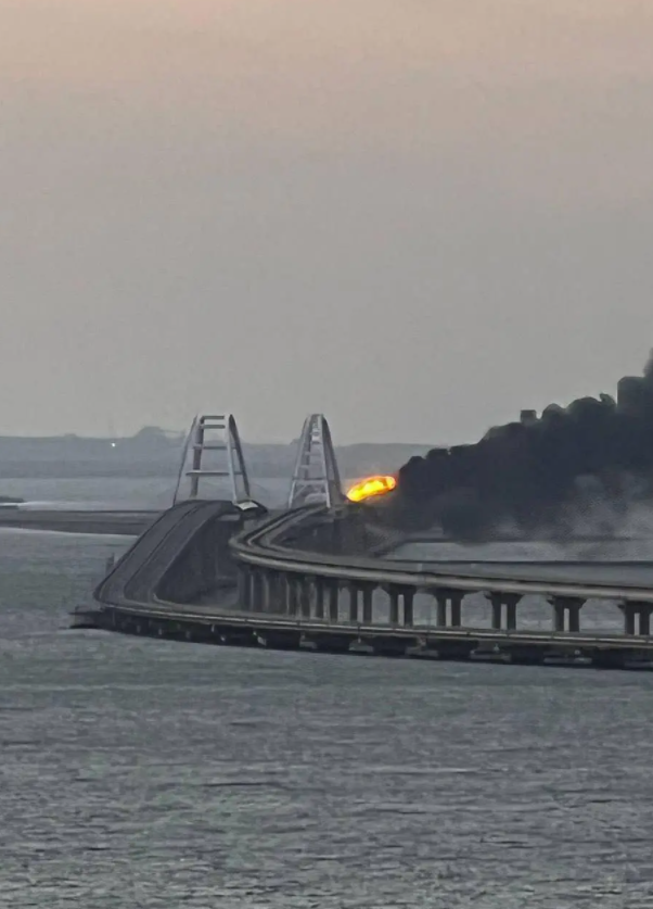 突发！克里米亚，大桥爆炸！普京已下令！俄媒：北溪泄漏点，美侦察机曾飞过！对非洲裔作不道德医学实验，美国费城道歉休闲区蓝鸢梦想 - Www.slyday.coM