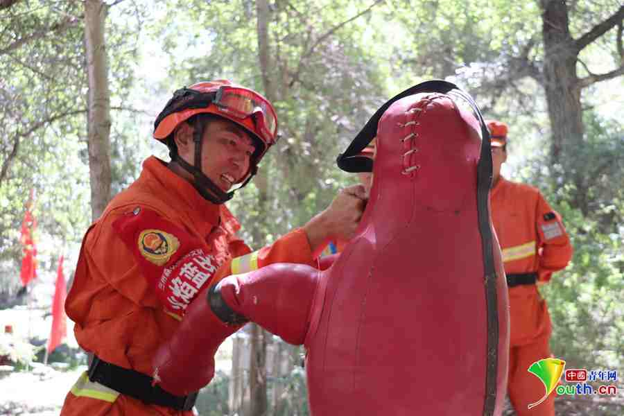 森林消防中的“大漠英雄树”张淙源休闲区蓝鸢梦想 - Www.slyday.coM