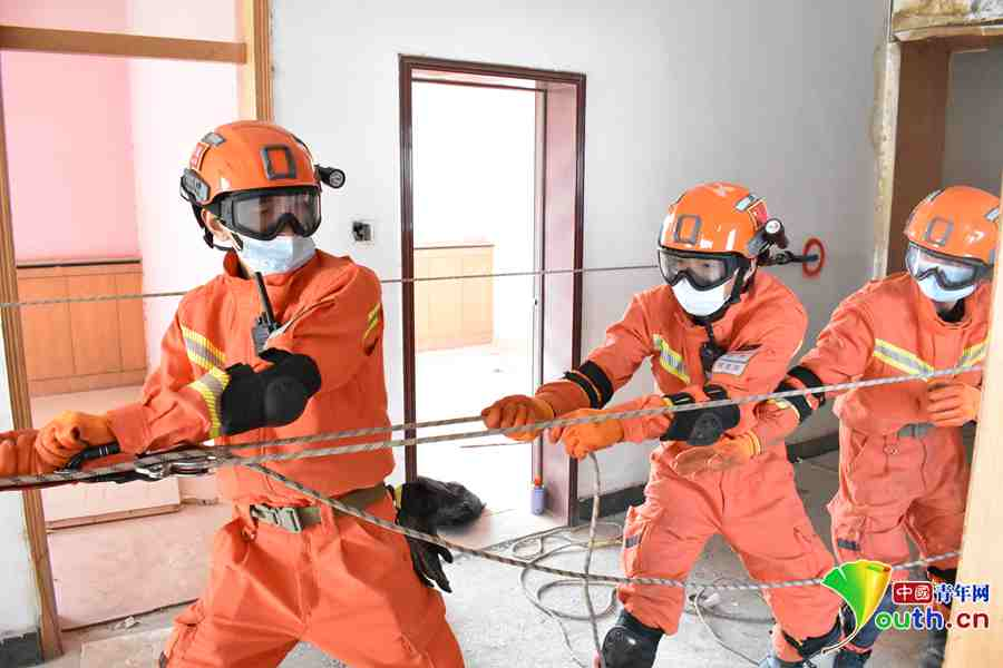 森林消防中的“大漠英雄树”张淙源休闲区蓝鸢梦想 - Www.slyday.coM