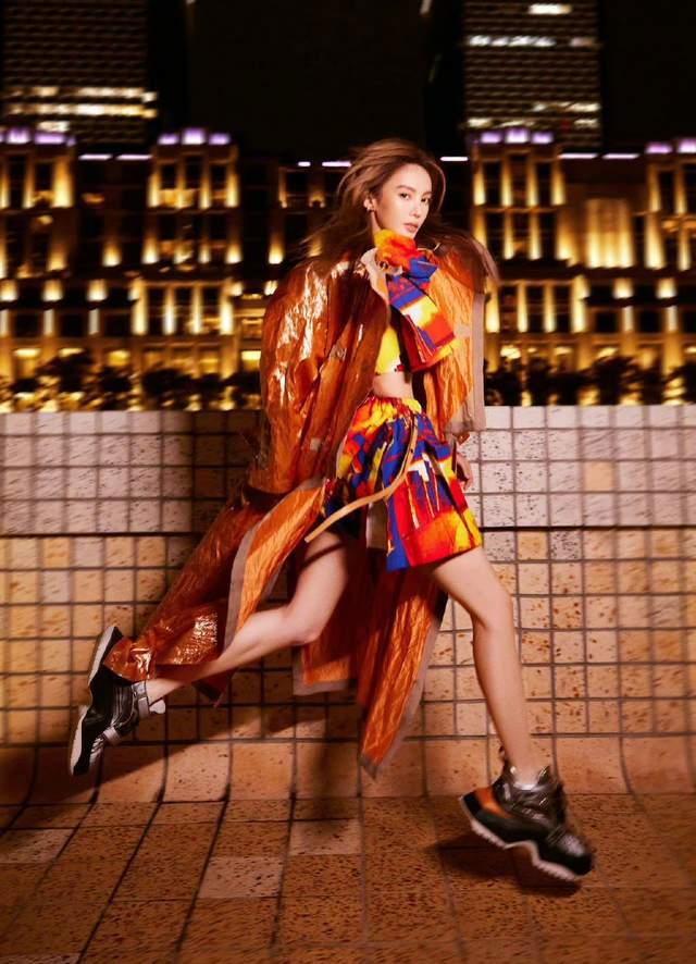 女星活动生图：金晨裹包装纸，娜扎勒着蚊帐布，张小斐高级感十足休闲区蓝鸢梦想 - Www.slyday.coM