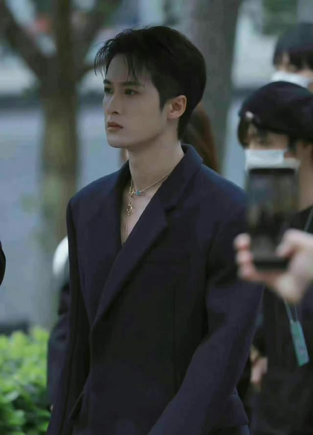 女星活动生图：金晨裹包装纸，娜扎勒着蚊帐布，张小斐高级感十足休闲区蓝鸢梦想 - Www.slyday.coM