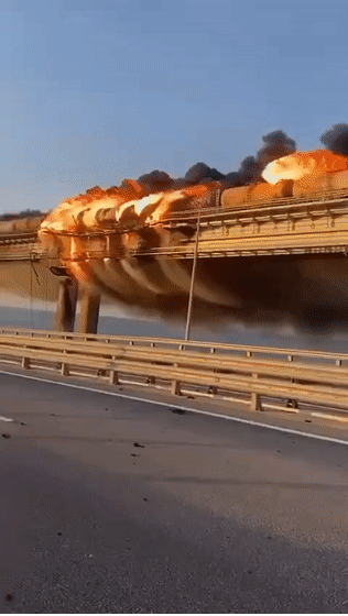 克里米亚大桥突发爆炸！乌方：这仅仅是一个“开始”！普京下令…休闲区蓝鸢梦想 - Www.slyday.coM