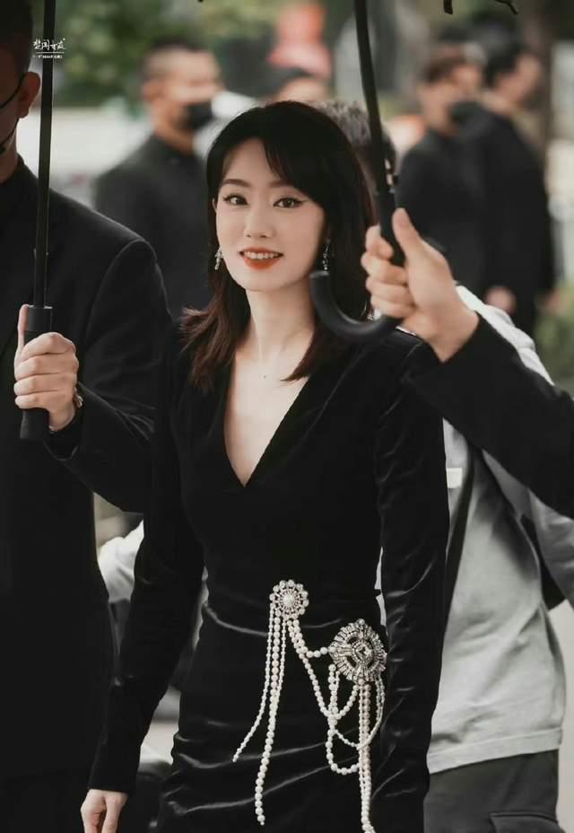 女星活动生图：金晨裹包装纸，娜扎勒着蚊帐布，张小斐高级感十足休闲区蓝鸢梦想 - Www.slyday.coM