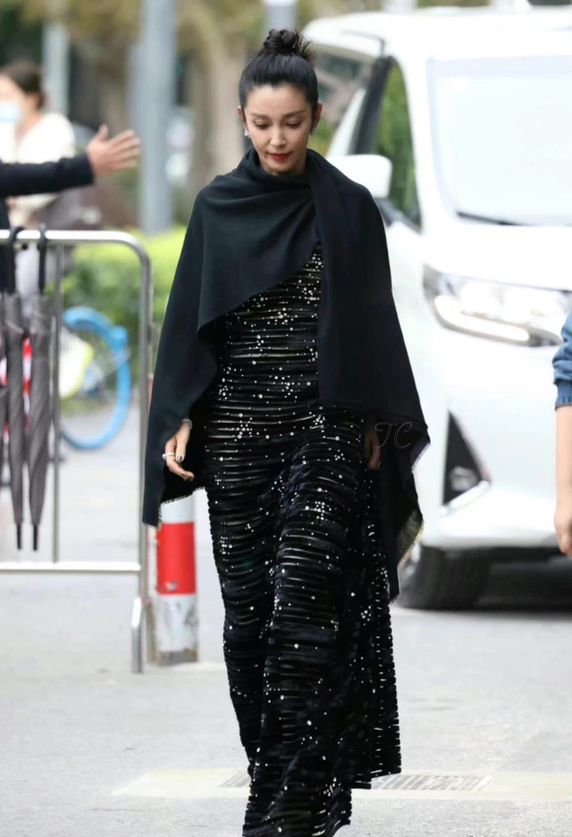 女星活动生图：金晨裹包装纸，娜扎勒着蚊帐布，张小斐高级感十足休闲区蓝鸢梦想 - Www.slyday.coM