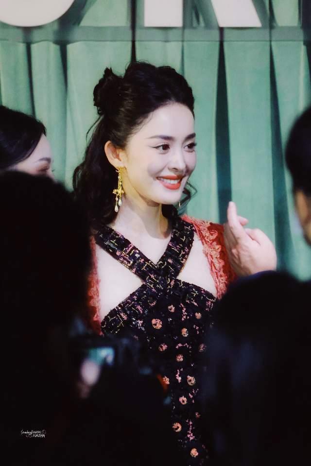 女星活动生图：金晨裹包装纸，娜扎勒着蚊帐布，张小斐高级感十足休闲区蓝鸢梦想 - Www.slyday.coM