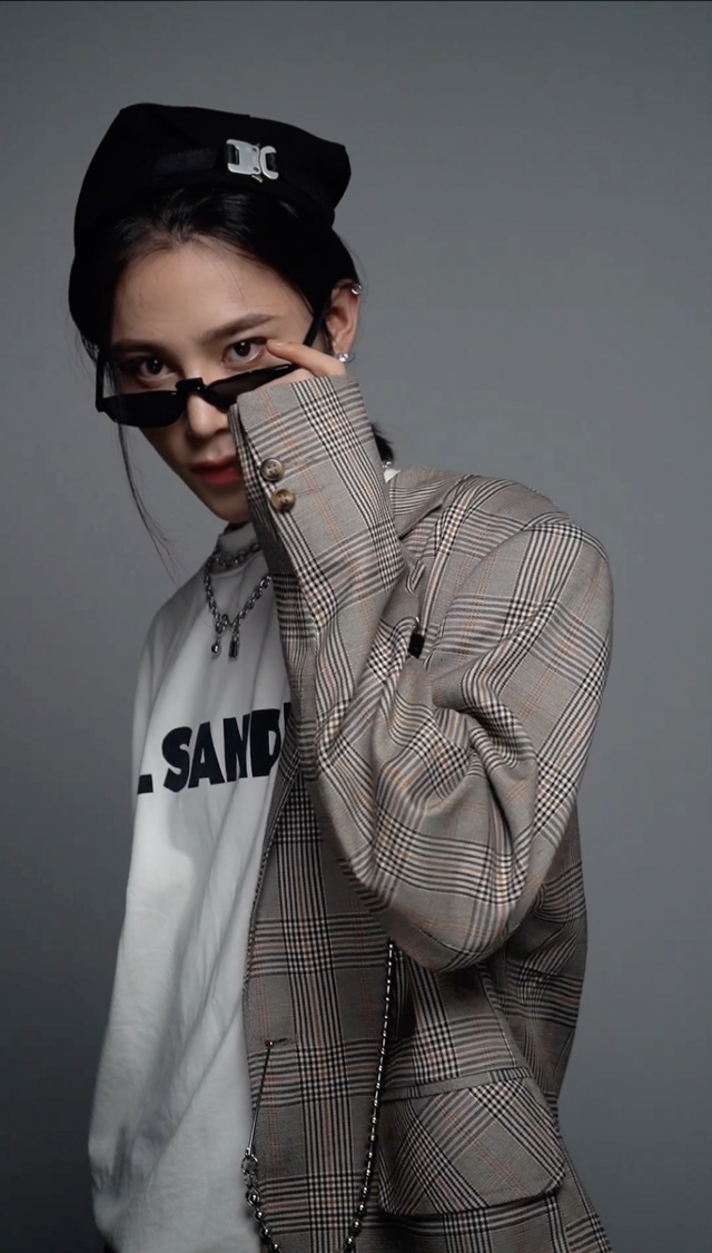 长发美男子直播教美妆，个位数观看也能成交上万休闲区蓝鸢梦想 - Www.slyday.coM