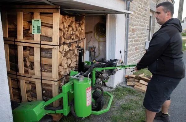 外媒：欧洲许多家庭靠柴火木屑过冬