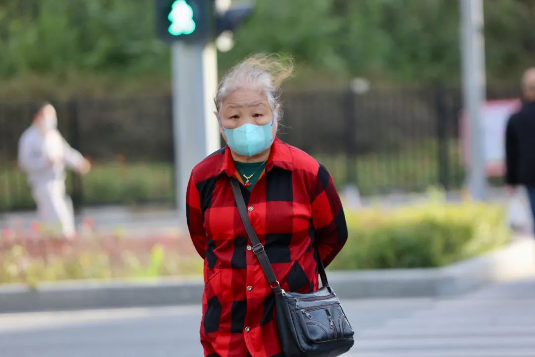 天宫院,路人的头发被劲风吹乱.